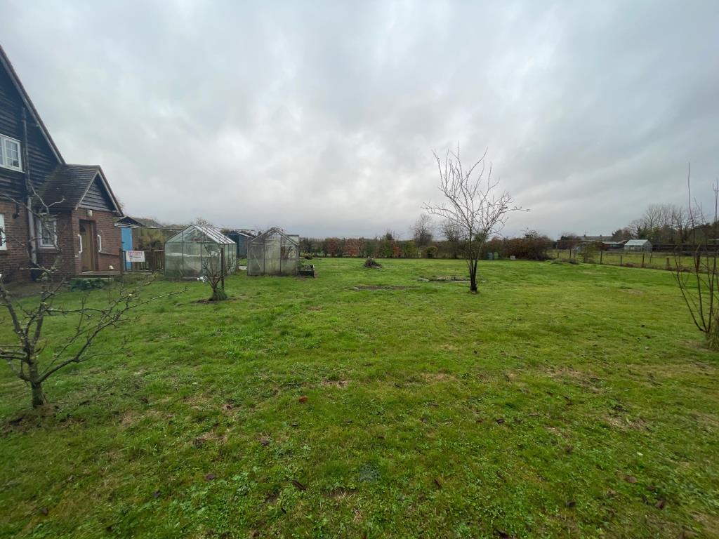 Lot: 81 - SEMI-DETACHED COTTAGE ON 0.4 ACRE PLOT - View of garden